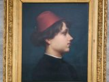 portrait d'un jeune homme coiffé d'un chapeau rouge