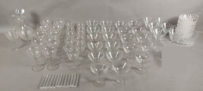 beaucoup de verres à vin et un peigne sur la table