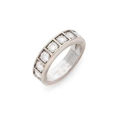 gros plan d'une bague en diamant sur fond blanc