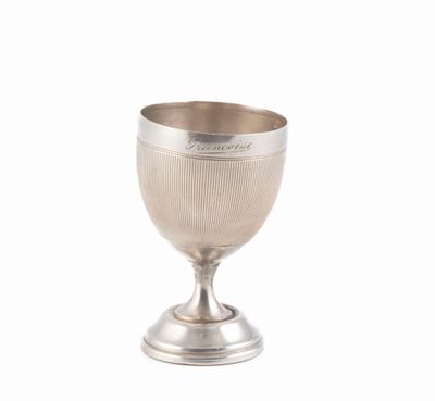 un gobelet en argent posé sur un socle, sur fond blanc