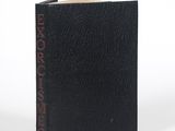 un livre noir sur lequel figure une inscription rouge