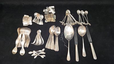 beaucoup de cuillères en argent et de cuillères à soupe sur une table