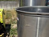un grand seau en métal posé à côté d'un autre grand seau en métal