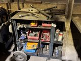 une image d'un établi avec des outils dessus