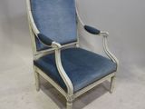 une vieille chaise recouverte de tissu bleu, recouverte, recouverte, recouverte, recouverte, recouverte