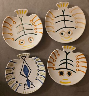 trois assiettes à motifs différents posées sur une table