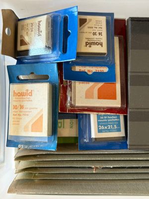 tout un tas de rouleaux de ruban adhésif de différents types dans une boîte