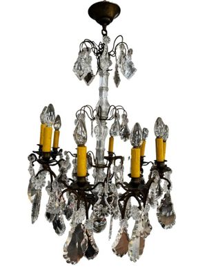 un gros plan d'un lustre orné de bougies
