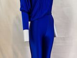 une femme en robe bleue debout à côté d'un mannequin