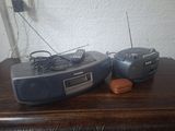 une radio posée sur une table à côté d'une autre radio