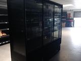 une vitrine noire au milieu d'un magasin