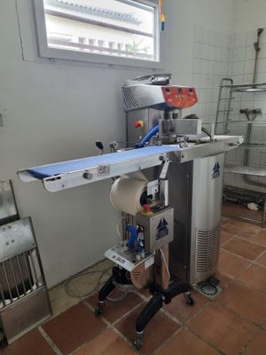 une machine qui se trouve dans une pièce dotée d'une fenêtre
