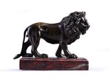 statue de lion sur un socle de marbre sur fond blanc