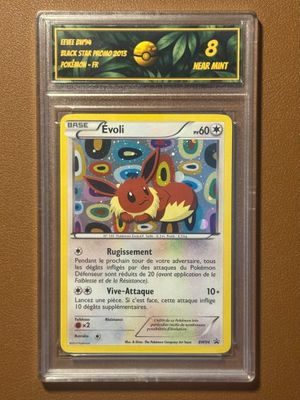 La carte Pokémon est dans un étui en plastique accroché au mur.