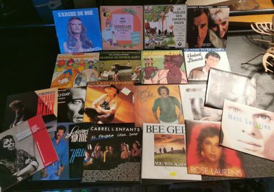 beaucoup de films posés ensemble sur la table