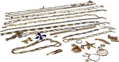 de nombreux types de bracelets différents sur un fond blanc