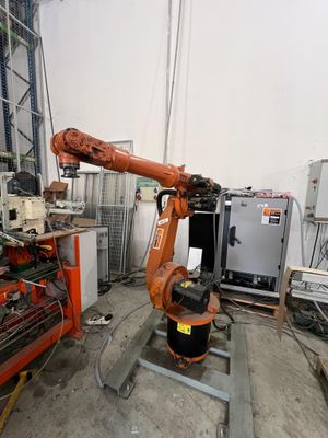 robot avec bras articulé KUKA - Photo 1