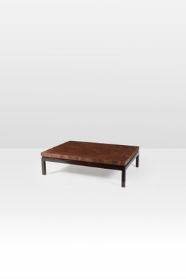 une photo d'une table basse en bois sur fond blanc