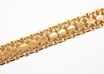 une image d'un bracelet en or sur fond blanc