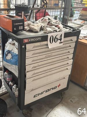 une photo d'un chariot sur lequel se trouvent de nombreux articles