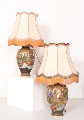JAPON, Satsuma, XXème siècle. Paire de lampes en faïence à d…