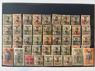 une photo d'une collection de vieux timbres exposée dans un cadre noir
