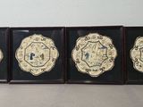 trois plaques encadrées, de formes et de tailles différentes, posées sur une table