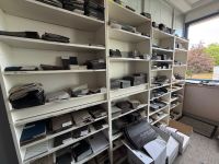 7 étagères en stratifié blanc + 1 étagère colonne en stratif… (photo 4)