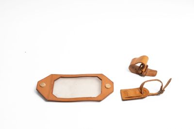 LOUIS VUITTON Ensemble comprenant 1 porte étiquette de sac, … - Photo 1