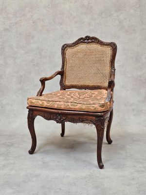 Fauteuil en noyer mouluré et sculpté de coquille, le dossier…