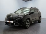 Une Citroën noire est garée dans une grande pièce