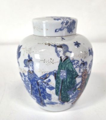 un vase blanc orné d'un motif bleu et blanc
