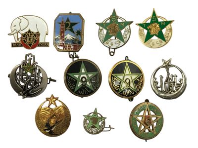 de nombreux insignes différents posés sur un fond blanc