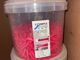 un bac en plastique rempli de Lego rouges et un bac en plastique rempli de Lego roses