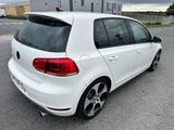 une voiture blanche garée dans un parking