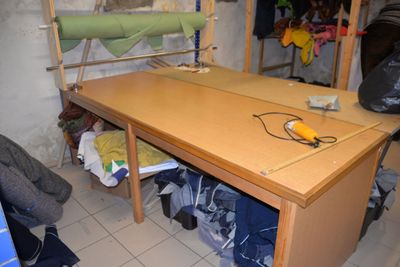 Table de coupe avec dévidoir incorporé et ciseaux de coupe.