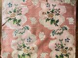 un morceau de tissu rose à motifs floraux posé sur une table