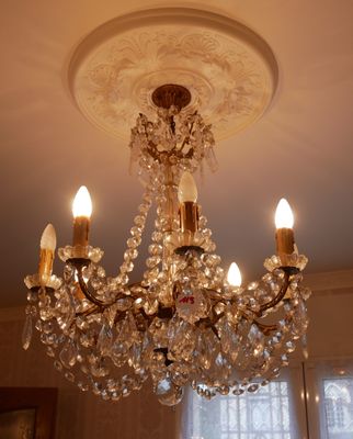 un lustre suspendu au plafond d'une pièce
