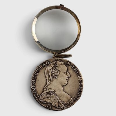 un gros plan sur une pièce de monnaie avec un miroir en arrière-plan