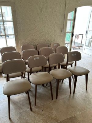 Plusieurs chaises sont disposées en cercle dans une pièce vide.