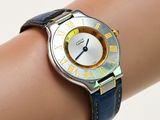 le poignet d'une femme qui porte une montre