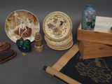 un grand nombre d'objets posés sur une table