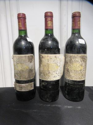 trois bouteilles de vin posées sur une table