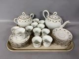 un plateau avec de nombreuses tasses à thé et à café et leurs soucoupes