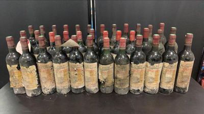 plusieurs bouteilles de vin sont alignées sur une table