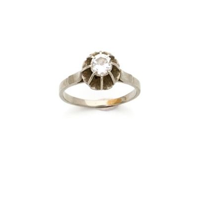 Bague solitaire en or gris 18k (750e), ornée d'un diamant ta…