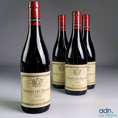 quatre bouteilles de vin sont alignées sur une table