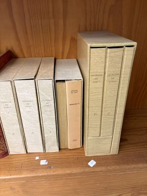 Plusieurs livres sont empilés sur une étagère dans une bibliothèque