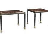 paire de tables d'appoint avec plateau en marbre et pieds en laiton