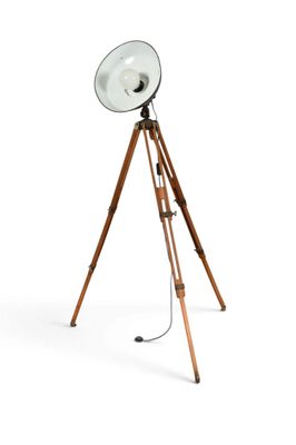 un trépied en bois surmonté d'une lampe blanche